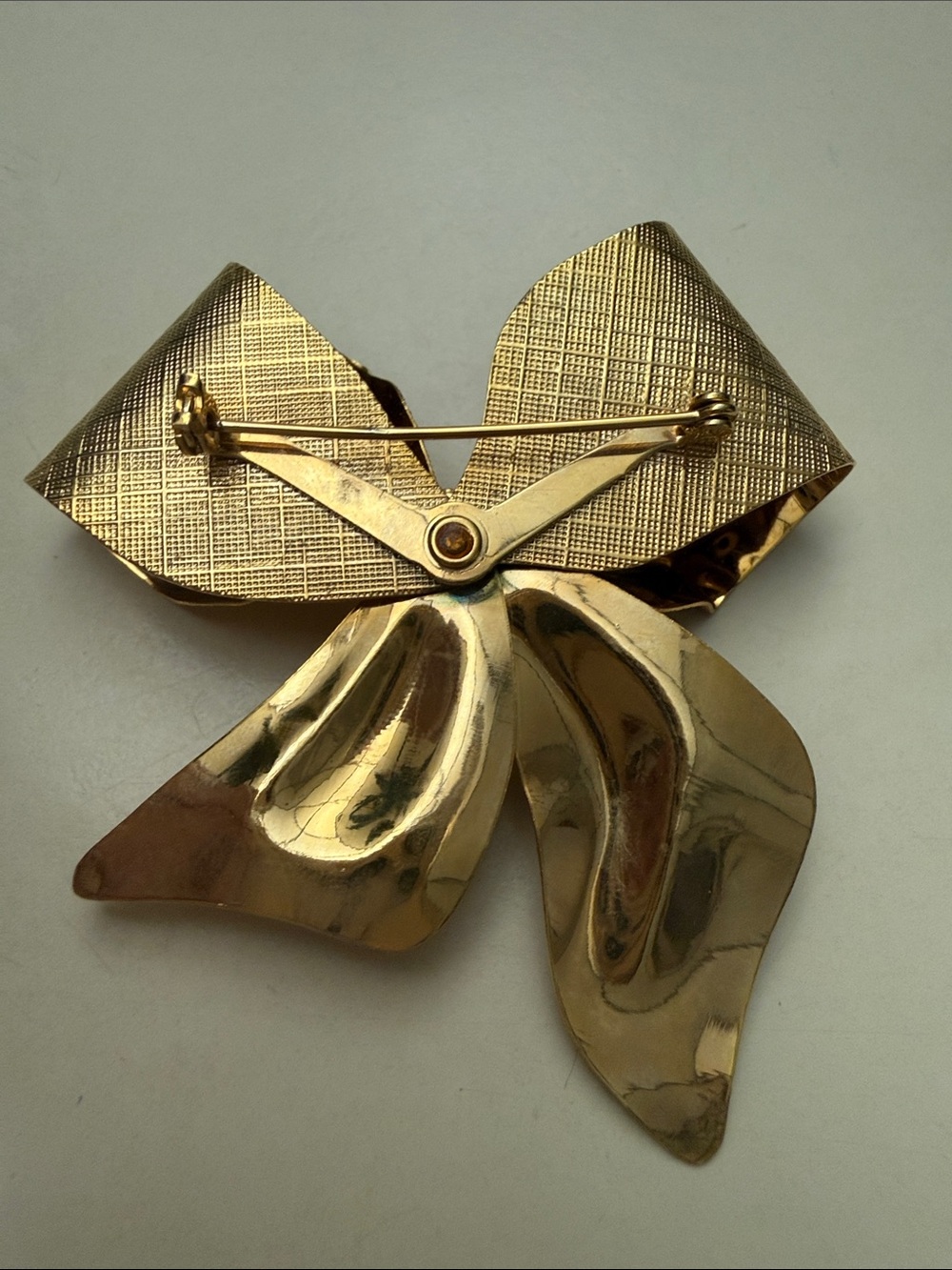 Vintage Gold Tone Textured Ribbon Bow Brooch Pin Rhinestone Center - Picture 2 of 2